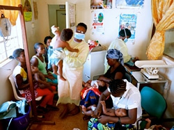 フリータウンにある5歳未満の子どもたちのためのマコーリー診療所。