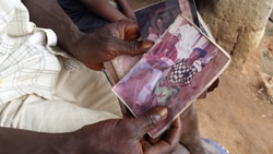 最初のエボラの感染者とされるエミールくん一家の写真。（ギニア）