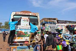 ユニセフと全国運転手労働組合が、バマコのバス停でエボラの予防と衛生習慣の啓発キャンペーンを実施。