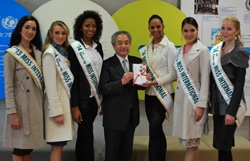 目録を贈呈してくださったミス・インターナショナルの入賞者のみなさん
