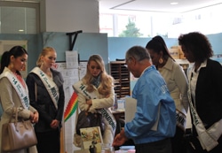 ユニセフハウス2F常設展示を見学するミス・インターナショナルの入賞者のみなさん