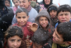 シリア難民の子どもたちに、再び雨と雪を伴う寒い冬が到来。