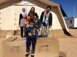 ユニセフの支援物資を受け取ったシリア難民の家族。