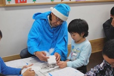 ユニセフサンタに扮した世話人の福島治氏が参加した、気仙沼市内の学童保育所でのオーナメント作りワークショップ