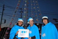 気仙沼横丁からいただいた感謝状を手にする世話人のみなさん