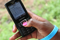 ウガンダの北東部で暮らす若者が、U-Reportを使って地域住民に家族保健デーへの参加を促す。