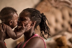 HIVと共に生きる母親と、抗レトロウイルス治療を受け、HIVの母子感染から守られた生後6カ月の息子。（南アフリカ共和国）
