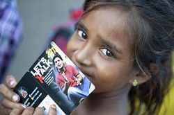 HIVの啓発用パンフレットを手にする路上で生活する少女。（スリランカ）