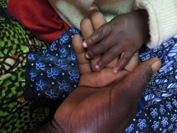 タンザニアでは抗レトロウイルス薬治療を受ける母親や子どもは増加しているものの、HIVと共に生きる10人に7人の子どもが、必要な治療を受けられていない。
