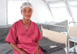 エボラの地域ケアセンターで治療にあたる看護師。（シエラレオネ）
