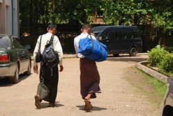 解放にあたって行われた式典を終え、社会復帰への準備をする少年たち。（ミャンマー）