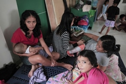 大型台風「ハグピート」に備えて高校に避難した、タクロバンで暮らす家族。（フィリピン）