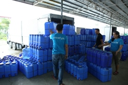 ユニセフは台風に備えて、飲料水キットや衛生キットなどの緊急支援物資を準備。
