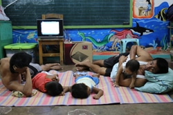 大型台風「ハグピート」に備えて小学校に避難している、タクロバンの家族
