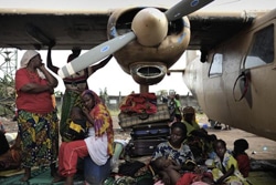 安全な場所を求め、バンギの空港に避難する家族。（中央アフリカ共和国）