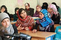 2014年2月18日、ヨルダンにあるシリア難民が身を寄せるザータリ難民キャンプ内にある学校を訪問したマララさん。