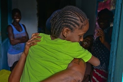 一時ケアセンターに身を寄せていた、エボラの接触者となっていた9歳の女の子。エボラで母親を失い、父親はだいぶ前に死亡していたため、17歳の兄と女の子を近所の人が面倒をみてくれることになった。（リベリア）