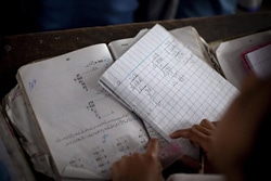 パキスタンの小学校で勉強する児童。※本文との直接の関連はありません。