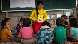 生徒たちを教えるフェオメオさん（17歳）。