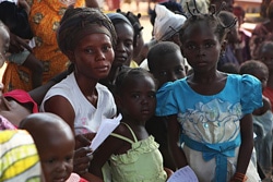避難民キャンプで、マラリアの検査を受けるための順番を待つ子どもたち。（中央アフリカ）