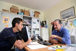 就職の相談をする17歳の青年。（イタリア）