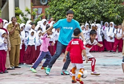 子どもたちとのミニ・サッカーに参加した長谷部選手。