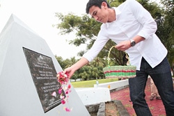 震災犠牲者約4万8,000人が眠るランバロ(Lambaro)共同墓地で、墓地に立つモニュメントに、花を献げた。
