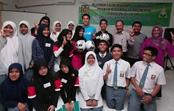 訪問したバンダ・アチェ第一高等学校の生徒たちと。震災当時小学生や就学前の年齢だった高校生18人の中には、両親や親戚、友人を失った生徒も少なくない。