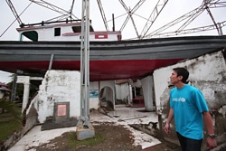 震災遺構を訪れた長谷部選手。