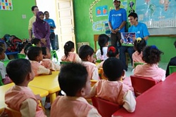 紙芝居を使ってインドネシア語で自己紹介する長谷部選手。