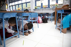 ランピネウン第24小学校で定期的に行われている避難訓練に参加した長谷部選手。