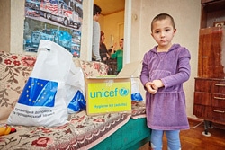 ドネツクから避難し、ハルキウに身を寄せている4歳の女の子。ユニセフが配布した衛生キットを受け取った。