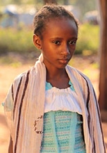 中央アフリカで暴力が勃発し、祖母と一緒にチャドに避難しているアイシャちゃん10歳。