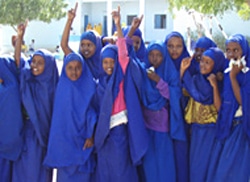 ダルウィーシュ小学校の校庭で笑顔を見せる女子生徒たち。