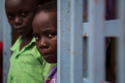 エボラ治療センターに身を寄せる、エボラから回復した5歳の子ども。（シエラレオネ）