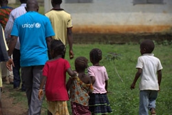 多くの子どもたちがエボラの直接的な影響を受けている。（ギニア）