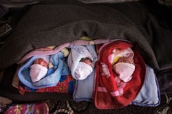 生後10日のリアドちゃんとハレドちゃん、アハメドちゃん。母親は出産時に命を落とした。