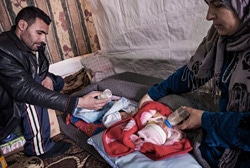 現在は父親と叔母の元で暮らしている。