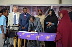 Mogadishuで開かれたセレモニーで署名する様子