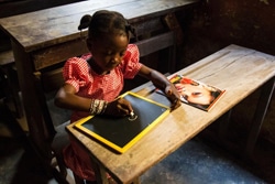 学校が再開された、ギニアの首都コナクリにある小学校で勉強をする女の子。