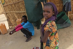 ナイジェリアからニジェールのディファ(Diffa)に避難した17歳の男の子と8歳の妹。