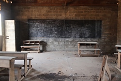 情勢不安で廃墟となった学校。