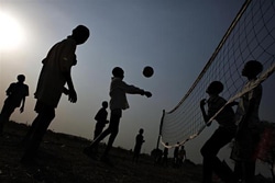 ユニセフが支援する「子どもにやさしい空間」で遊ぶ、武力紛争で避難している子どもたち。