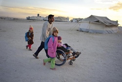 避難所の学校に登校する、シリア難民の子どもたち。（ヨルダン）