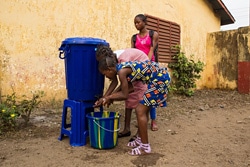小学校で手洗いをする児童たち。（ギニア）
