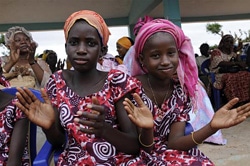村の女性性器切除根絶を祝うイベントに参加した女の子たち。（セネガル）