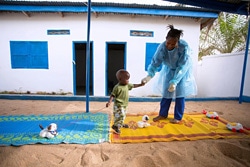 ユニセフが支援する一時ケアセンターのエボラ孤児とスタッフ。
