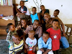 エボラ孤児のケアを行うエボラ回復者。