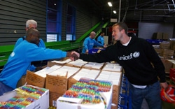 2005年、デンマークのコペンハーゲンにあるユニセフ物資供給センターを訪れたベッカム親善大使。