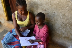 エボラ出血熱で学校が休校となっていた際、ユニセフはパートナー団体と協力して自宅で学習できるようにするための教材を配布。